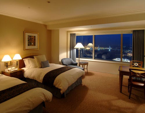 横浜ロイヤルパークホテルの部屋～レギュラーフロア　デラックスツイン　ベイブリッジビュー