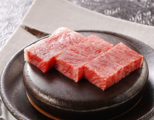 游泉　志だての夕食メイン一例：前沢牛ステーキ