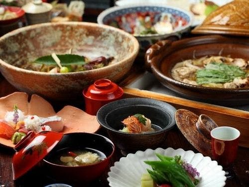 旅籠かやうさぎの九州各地より厳選された食材や地元野菜をたっぷり使用し、手作りに拘った創作会席料理