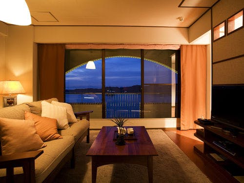 ホテルニューアワジ プラザ淡路島の部屋～スイート711号（60平米・鳴門海峡ビュー）