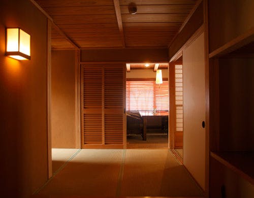 名月荘の部屋～【専用風呂】本間＋ベッドルーム＋リビング（83平米）E1