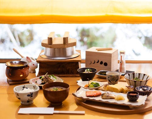 名月荘の季節感たっぷりに地元の旬の素材と炊き立ての「山形のおいしいお米」を味わう和朝食