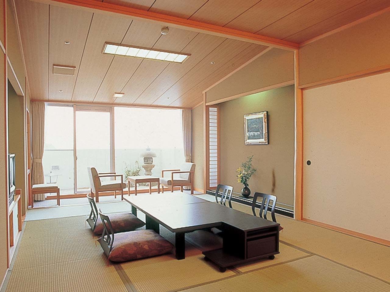 【喫煙可】和室(12+4畳)センターウイング館