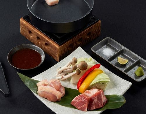 hotel around TAKAYAMAの飛騨ブランド豚と鶏の陶板焼き夕食