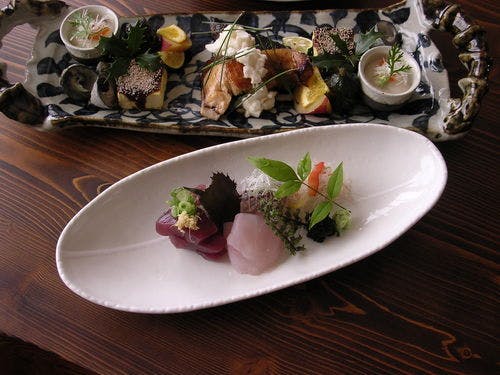 伊豆高原温泉　花生の郷のご夕食は、創作和食を懐石スタイルにてご用意。