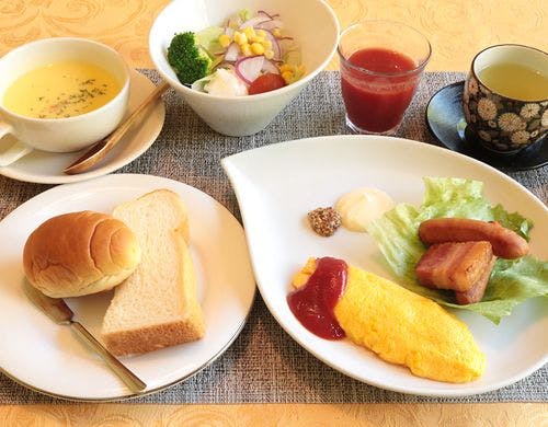 全室源泉掛け流し温泉付離れの旅館 四季の杜 紫尾庵の朝食は和食洋食からお選びいただけます。