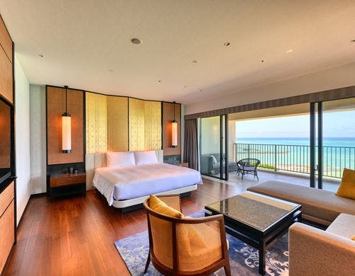 琉球ホテル＆リゾート 名城ビーチの部屋～パノラマコーナースイートキング（ラウンジ・VIPアクセス付）
