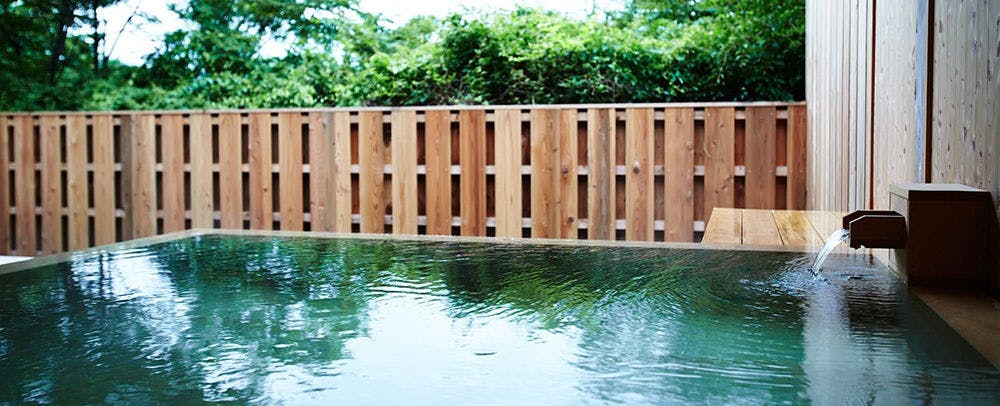 露天風呂：敷地内から湧き出る井戸水を利用した檜の露天風呂